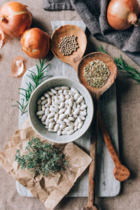 Fresh ingredients: thyme, rosemary, onion, fennel seeds and white beans